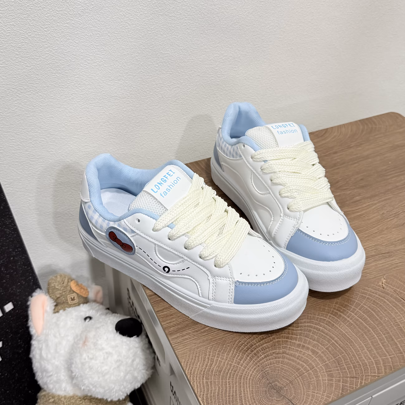  Sneakers